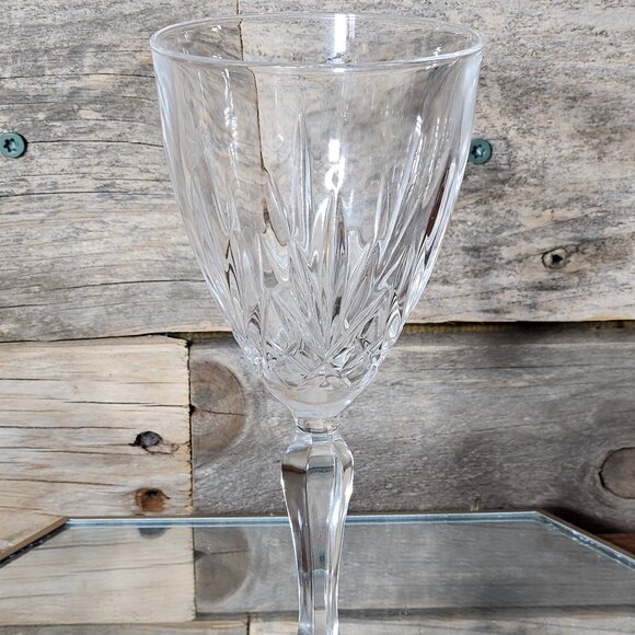 Oneida Blown Glass Crystal Wine Glass - Lucia - Leaded Crystal. - Picture 1 of 5
